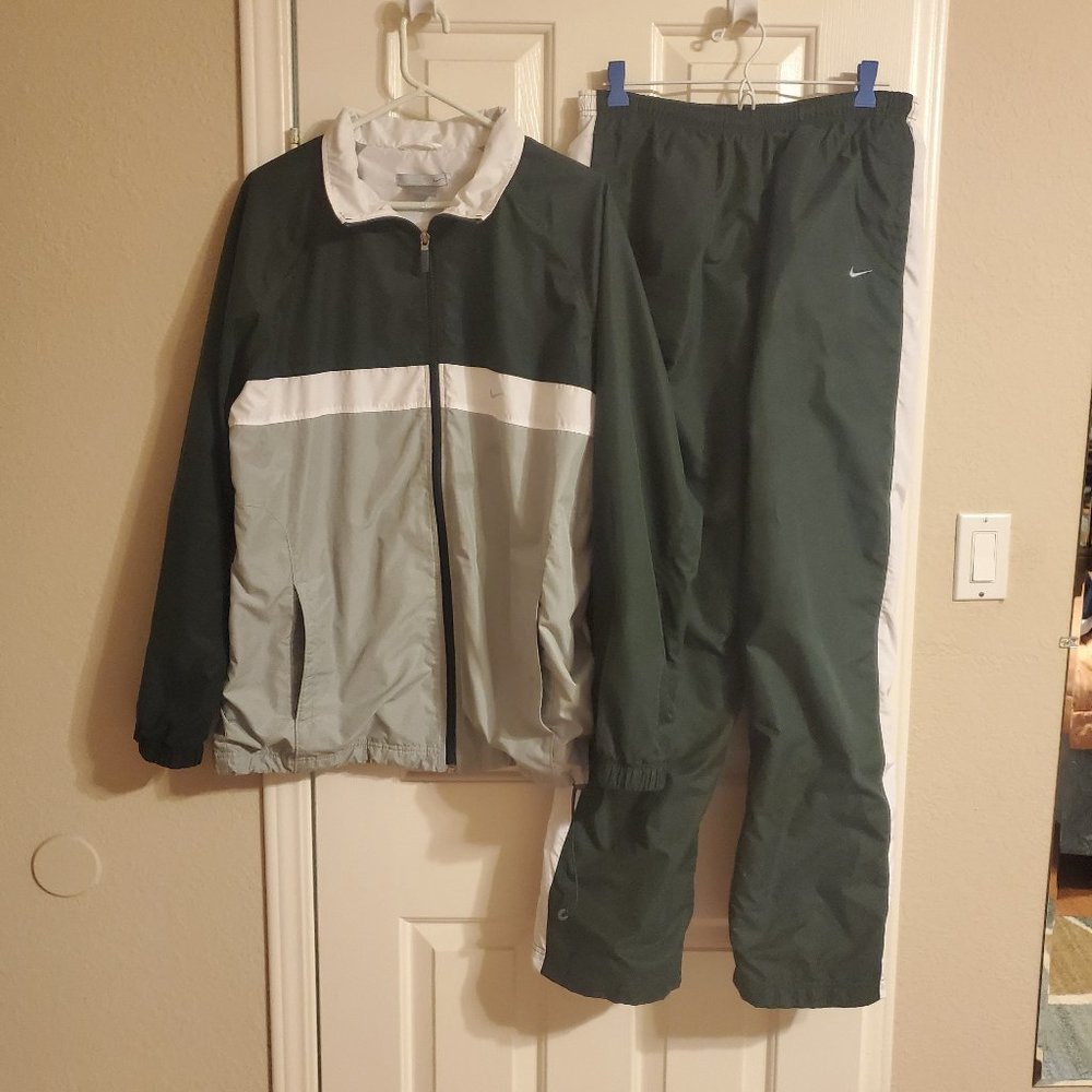 Nike Men's Medium Wind Suit. Green and White